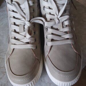 Maurices Super cush Kat sneaker